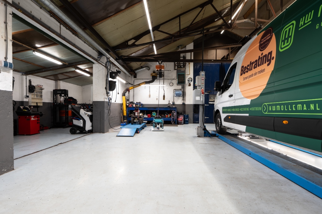 Overzicht van de moderne werkplaats Amoll Autotechniek